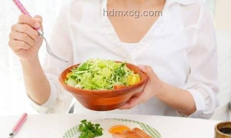 口腔健康习惯对比：睡前刷牙与早起饮食顺序